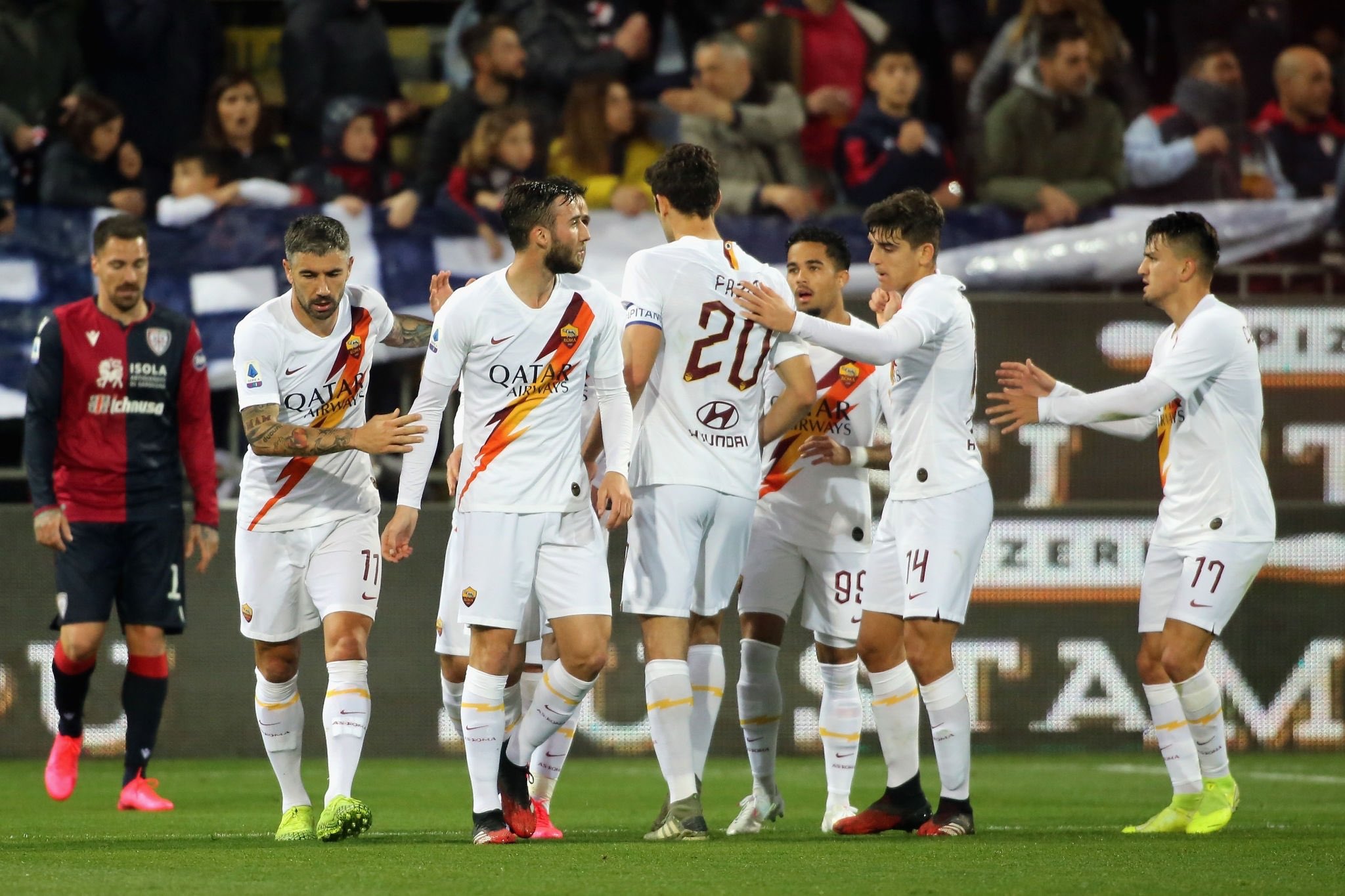 La Roma passa a Cagliari e resta a +6 sul Napoli