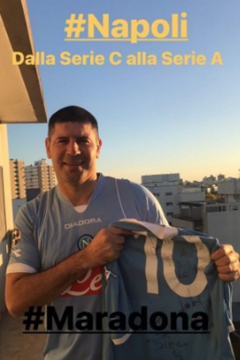 Sosa mostra con orgoglio la maglia azzurra