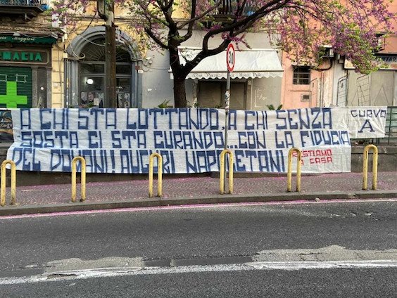 Gli auguri della Curva A: “Buona Pasqua a chi sta lottando e a chi sta curando”