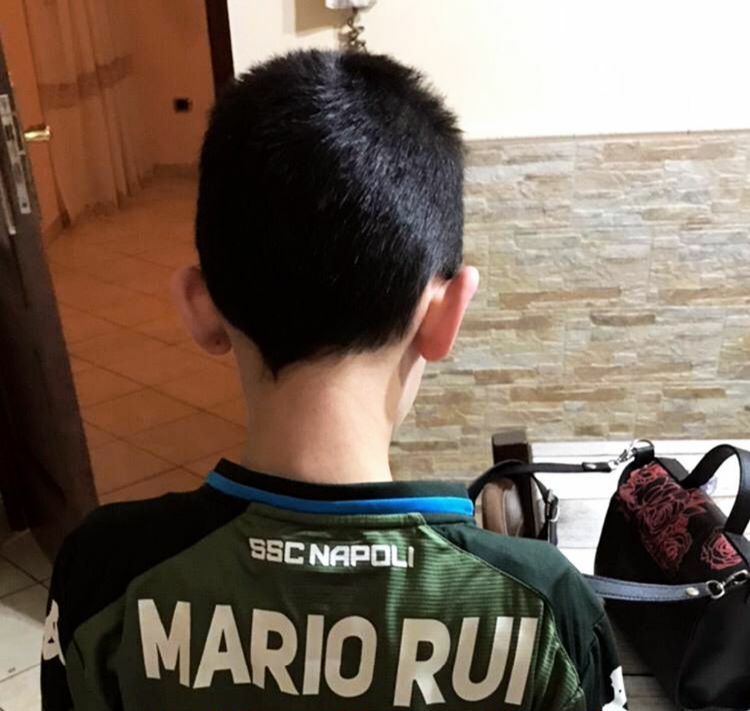 Mario Rui, regalo ad un giovane tifoso della Sanità