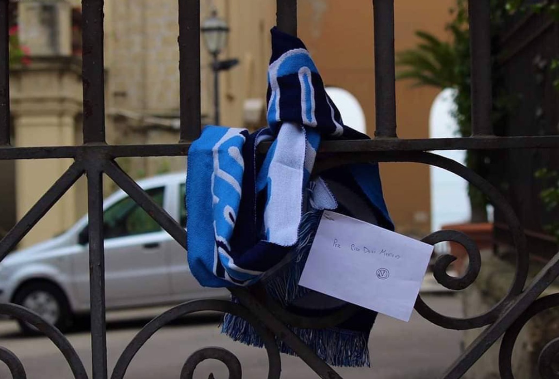 Mertens, sciarpa e lettera sotto casa per il belga