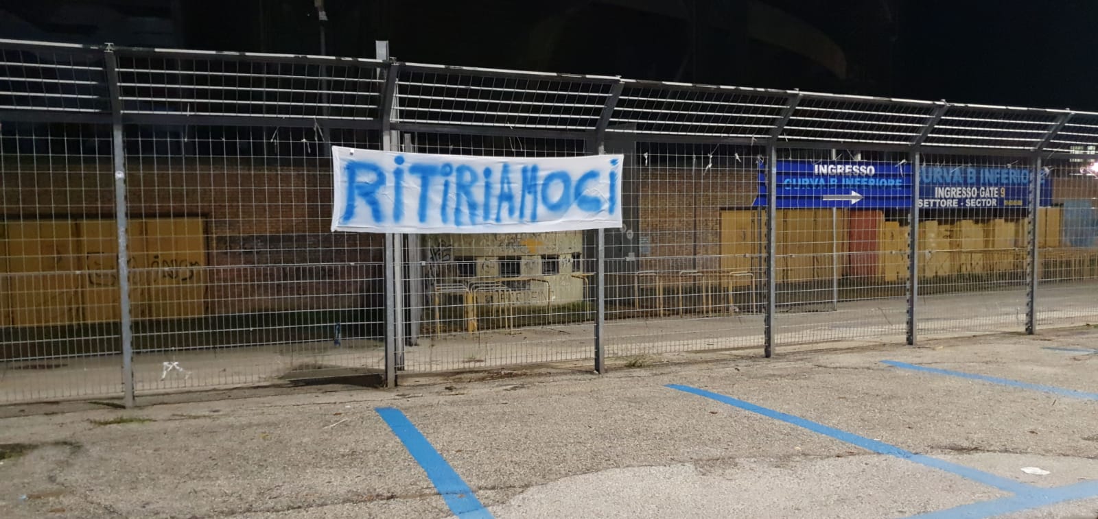 Napoli, al San Paolo spunta lo striscione “Ritiriamoci”