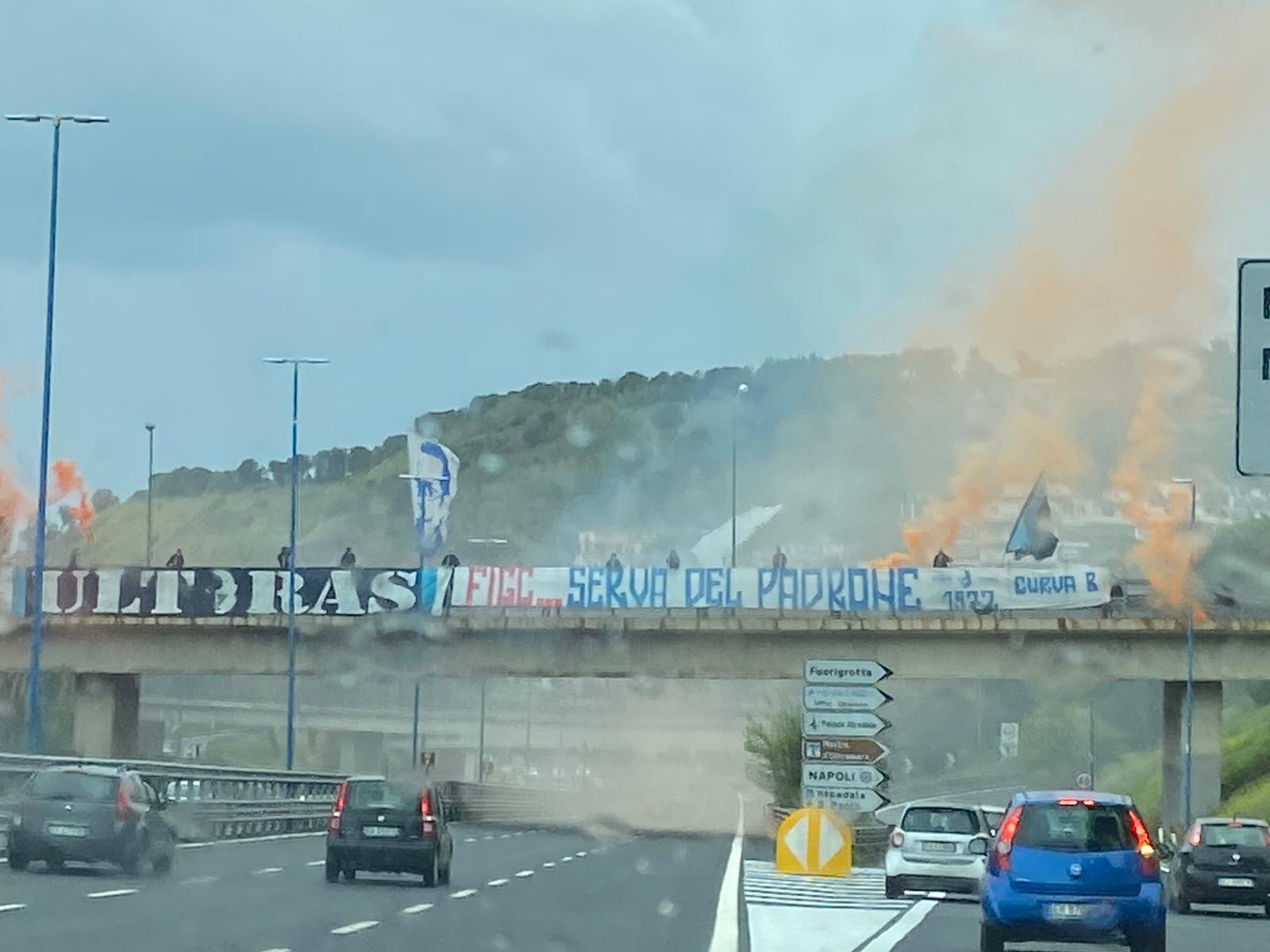 Juve-Napoli, lo striscione degli ultras: “FIGC serva del padrone”