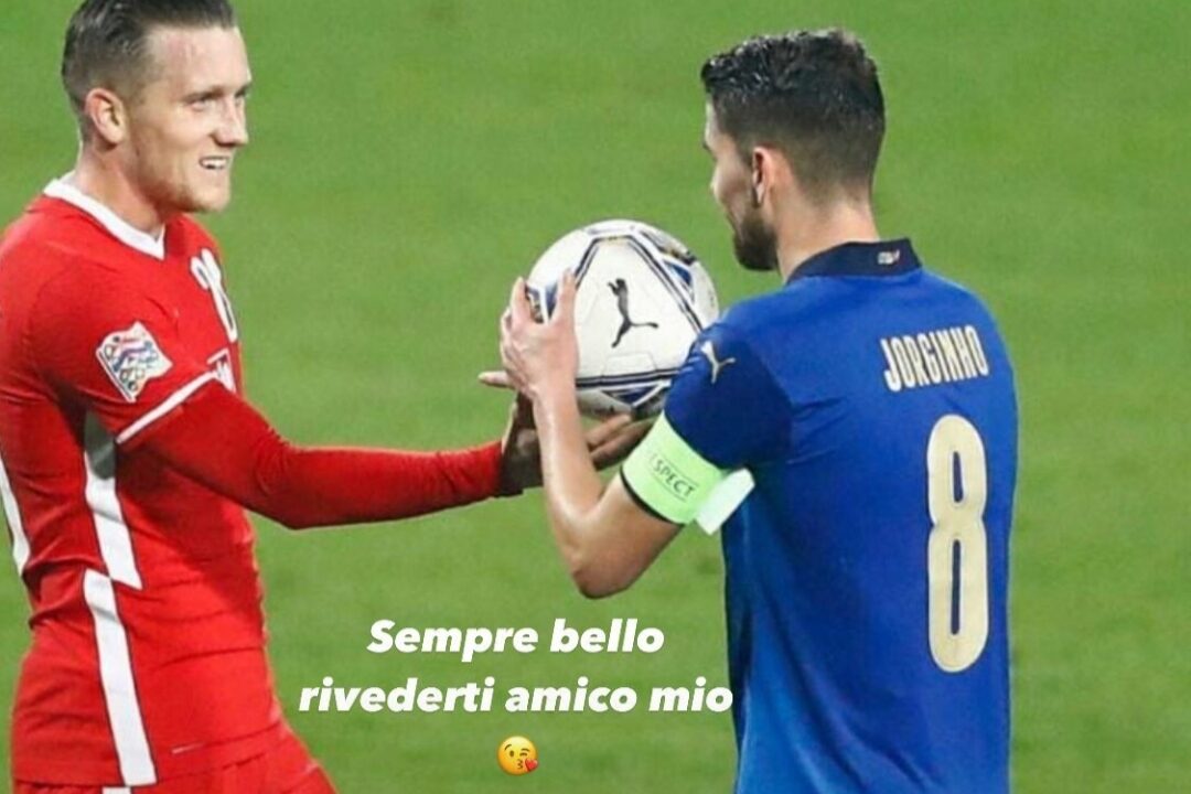 Jorginho saluta Zielinski: “Sempre bello rivederti amico mio”