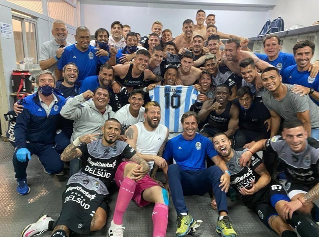 Gimnasia La Plata vince e i giocatori festeggiano celebrando Maradona