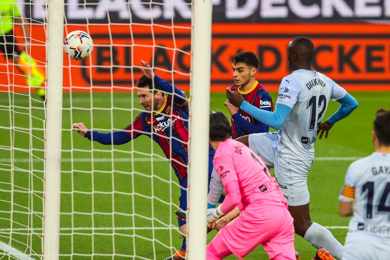 Messi eguaglia Pelé ma non basta: è 2-2 con il Valencia