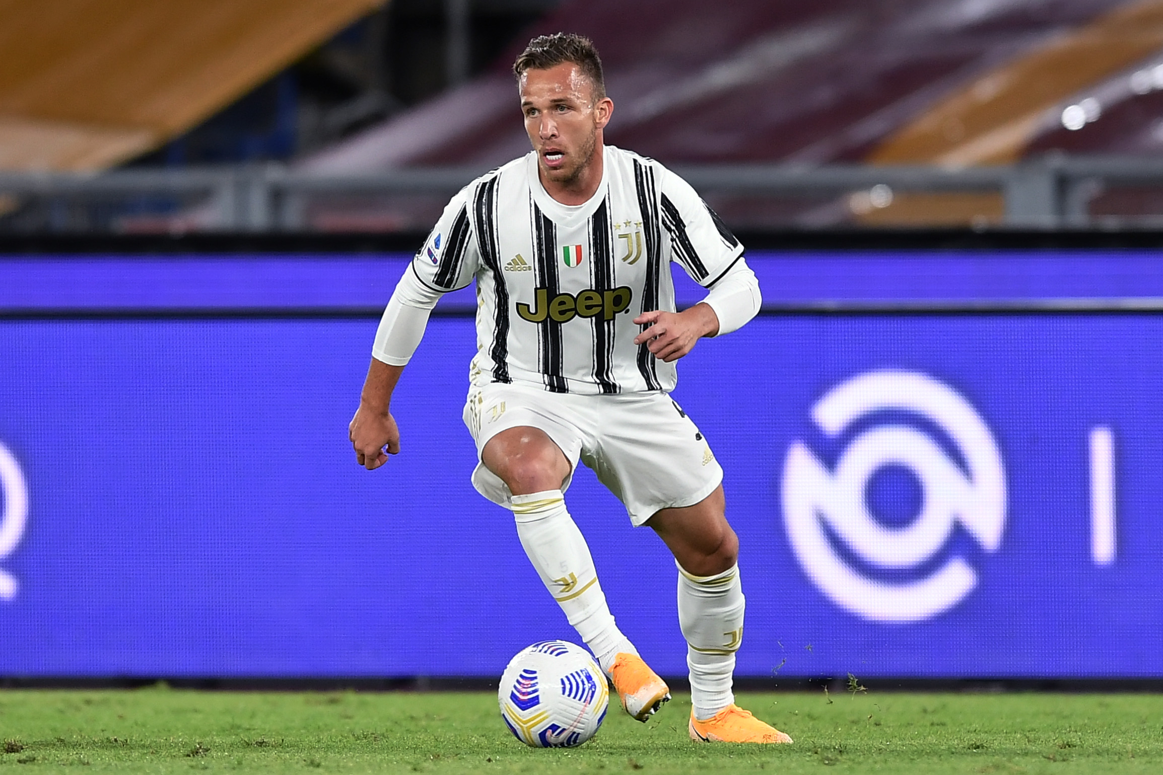 Juventus, positivi due calciatori: sono già in isolamento