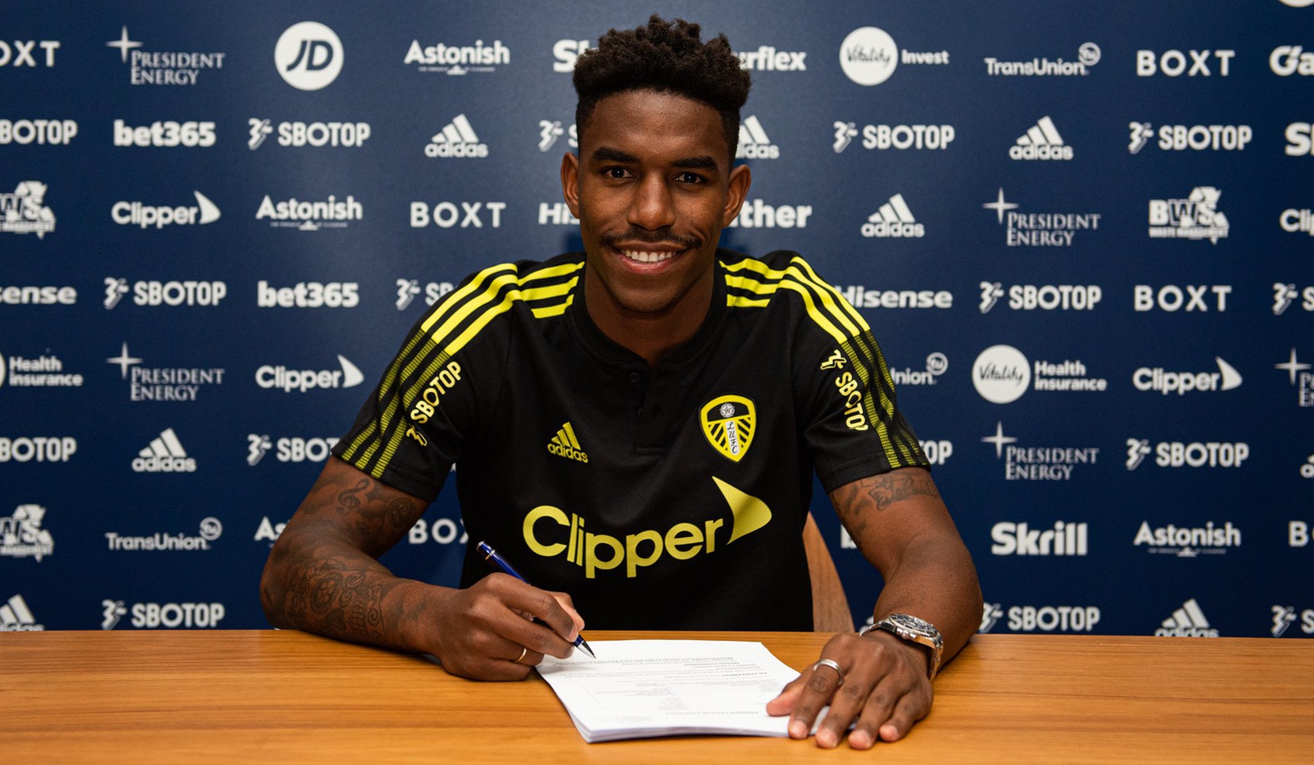 Accostato al Napoli, Junior Firpo firma col Leeds: le cifre