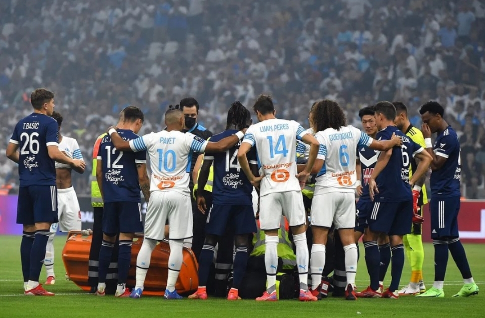 Ligue 1, spavento per Kalu durante Marsiglia-Bordeaux