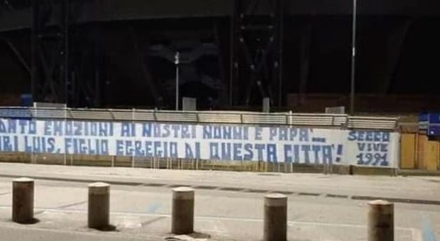 Auguri a Vinicio, striscione dei tifosi azzurri fuori al Maradona