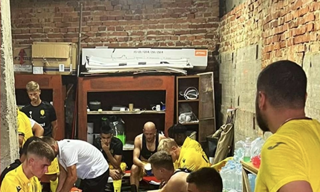 Ucraina, il calcio riparte in condizioni surreali: Rukh-Metalist termina dopo 4 ore
