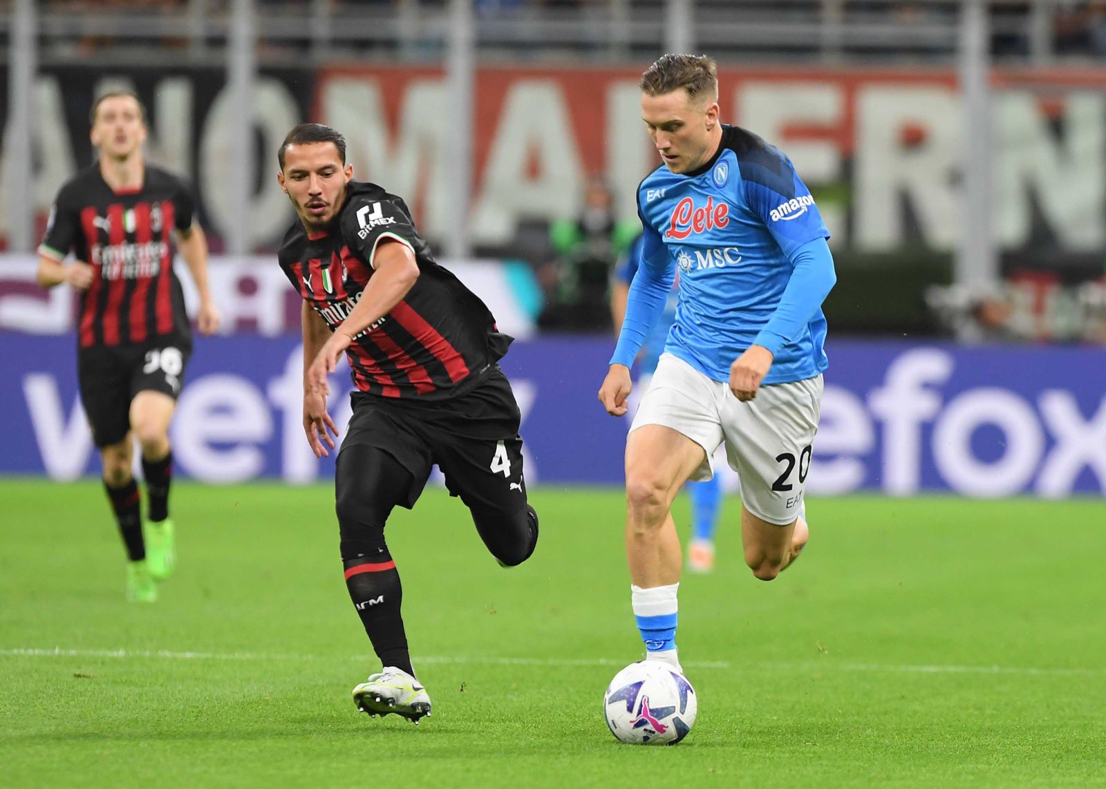 Zielinski sui social dopo il Milan: “Campioni d’Italia battuti”