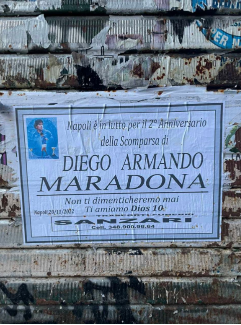 Spuntano manifesti di lutto per Maradona
