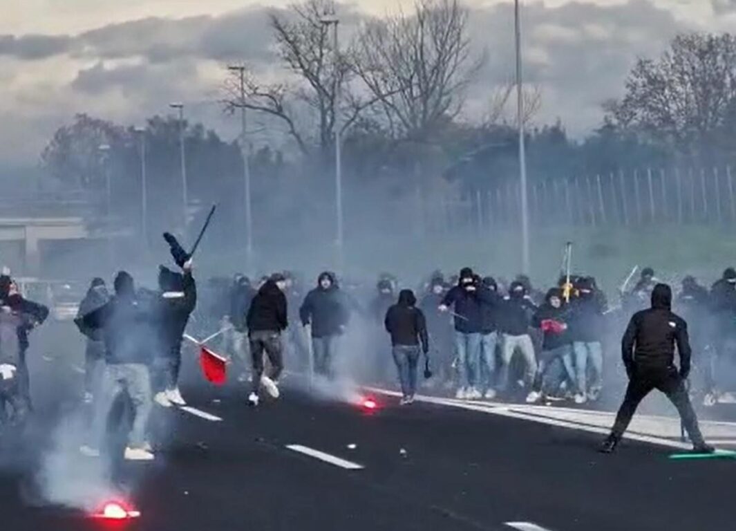 scontri-tifosi-roma-napoli-a1-arezzo-1065×768