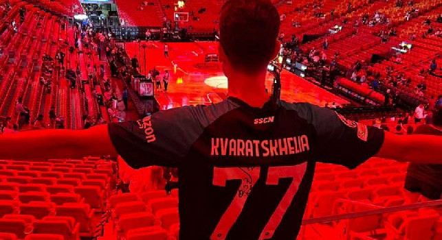 FOTO – Spunta la maglia di Kvaratskhelia al palazzetto di Miami
