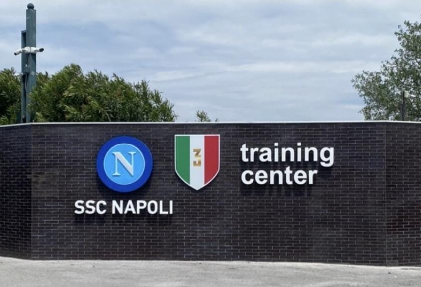 Napoli, Scudetto anche a Castel Volturno: nuovo logo all’ingresso