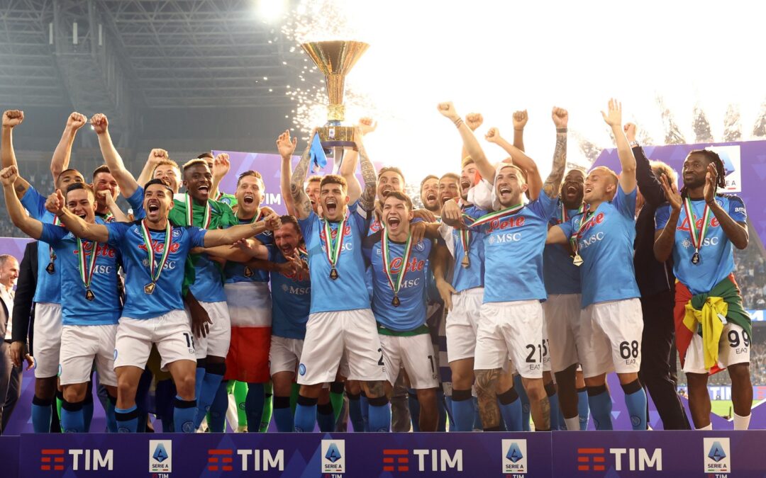 TWEET SSCN – Napoli, azzurri in posa con la Coppa dello Scudetto: “Alla fine è arrivata”