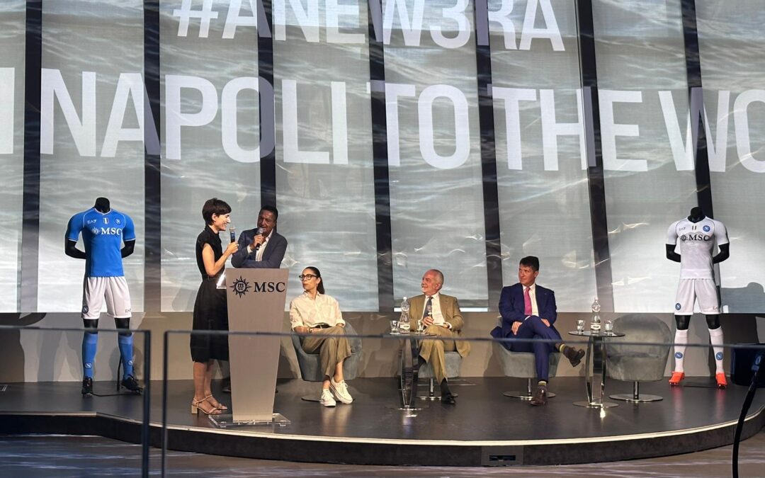 RILEGGI LIVE – Presentazione nuove maglie, ADL: “Dal 2004 sognavo di espandere il brand azzurro, un omaggio alla città e ai tifosi. Osimhen rimarrà con noi”