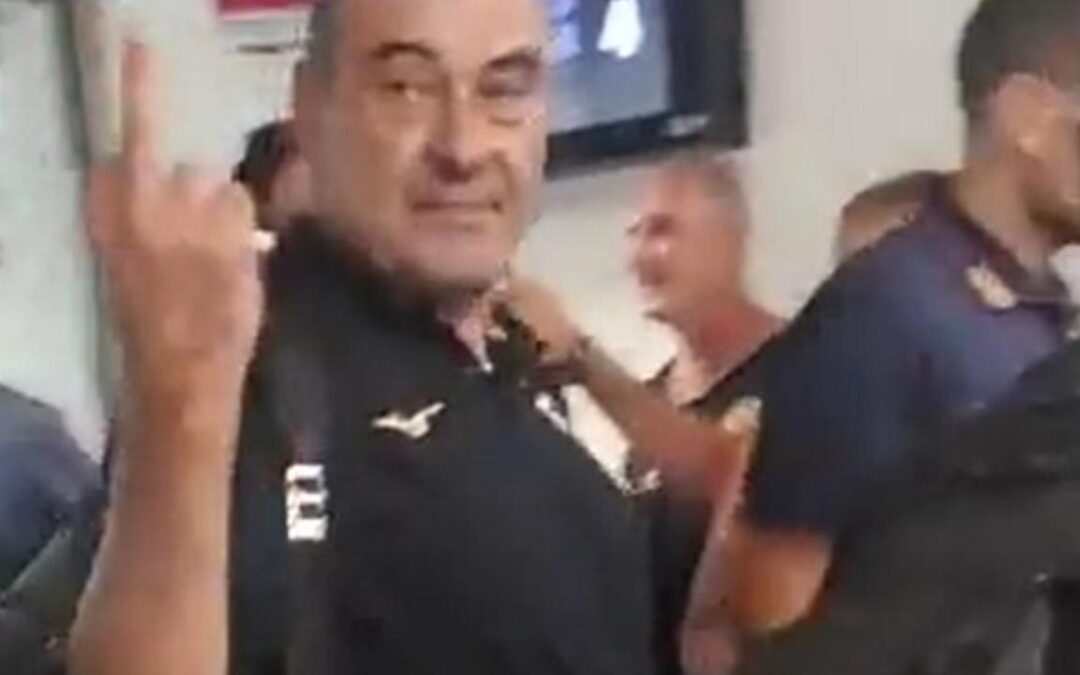 Comunicato Lazio sul dito medio di Sarri, l’allenatore si difende