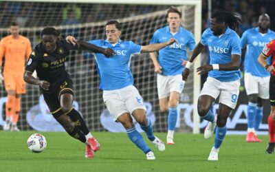 Vasquez gela il Maradona, il Napoli impatta 2-2 con il Genoa: serviranno due vittorie per lo Scudetto