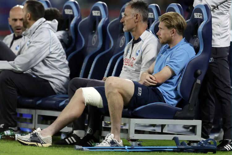 Napoli, l’intervento di De Bruyne è “perfettamente riuscito”. Domani incontro con il fisioterapista